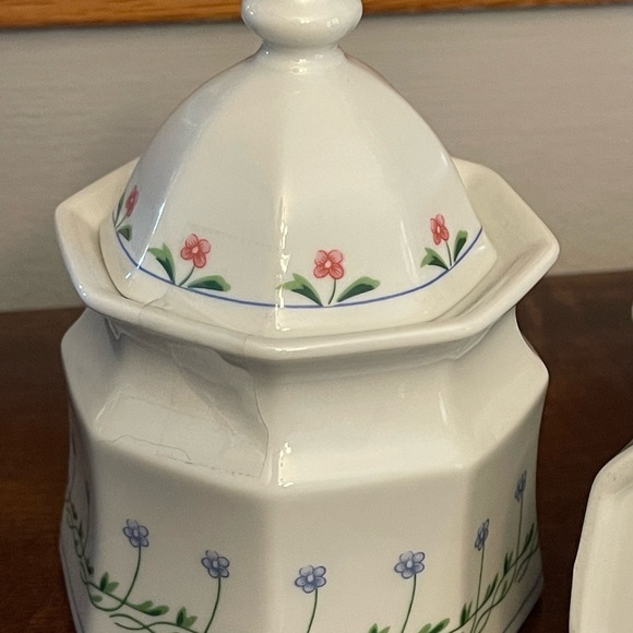Christopher Stuart creamer and sugar bowl.  Spring flowers. - Picture 4 of 6